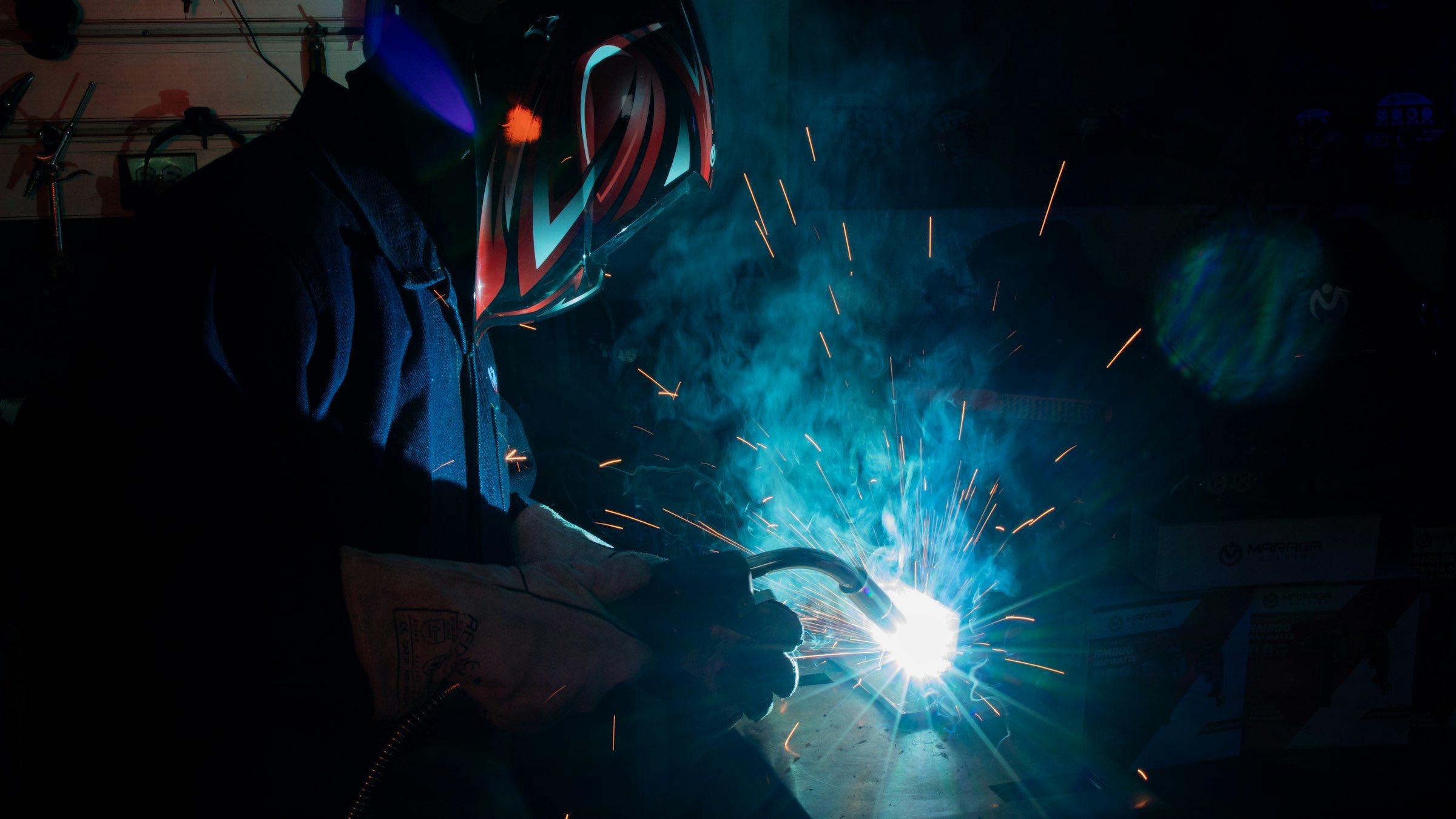 Soldador con equipo de protección trabajando en una planta de Monterrey