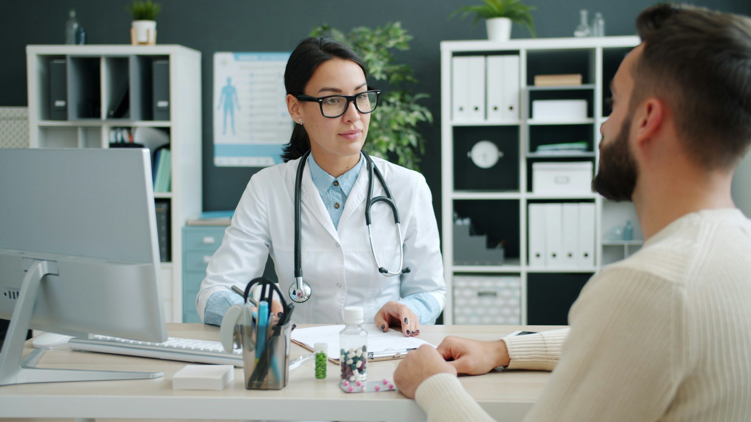 Doctora tomando la presión arterial a una paciente